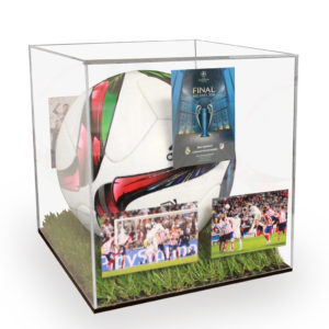 Vitrina Balon Futbol Base con Césped Artificial con Fotografías